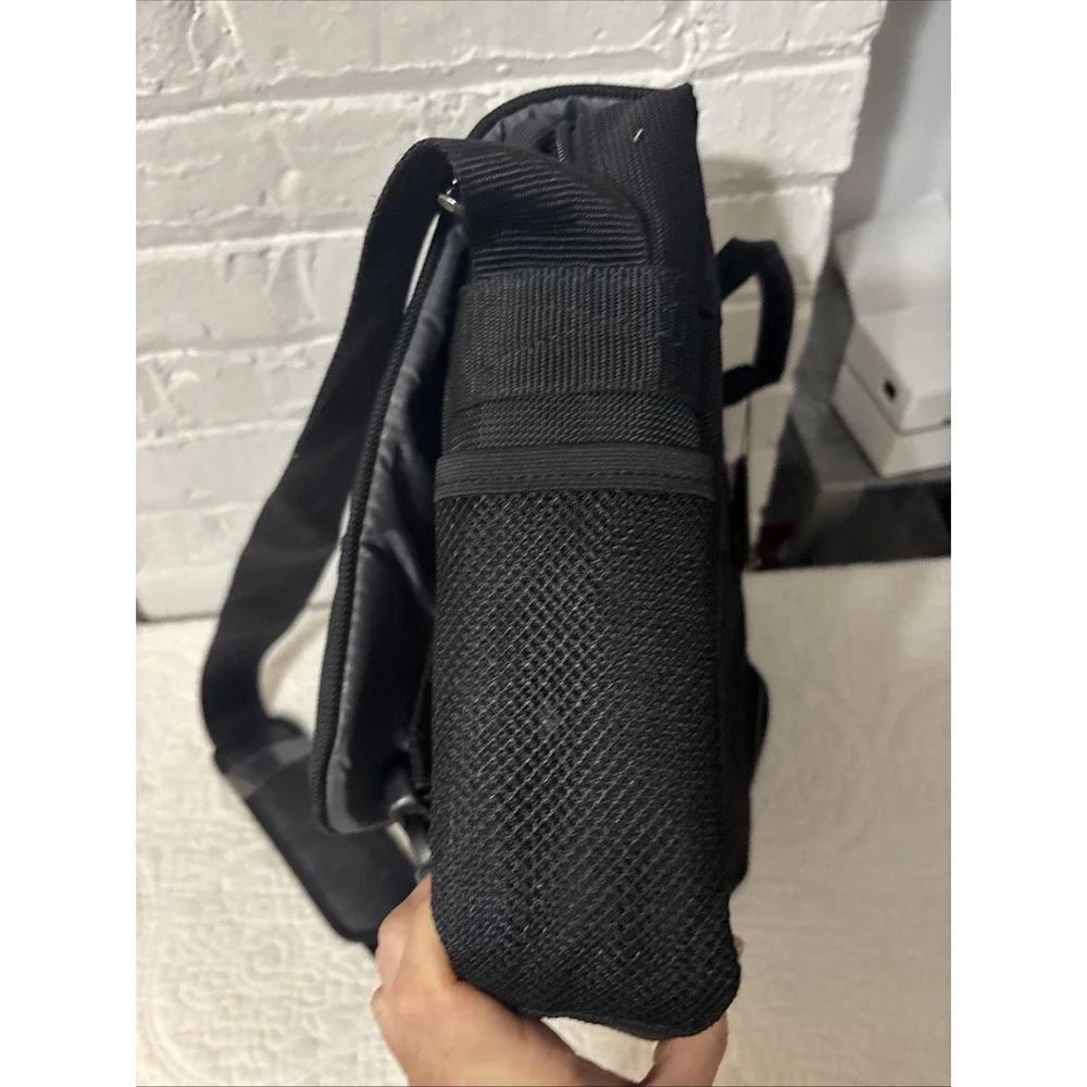 KENNETH COLE REACTION R-Tech Black laptop bag with shoulder‎ strap very nice!